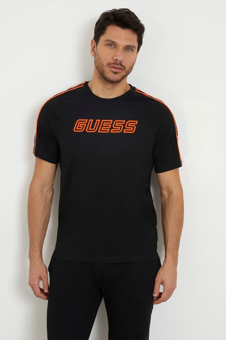 

Футболка стандартной посадки и логотипом Guess, черный