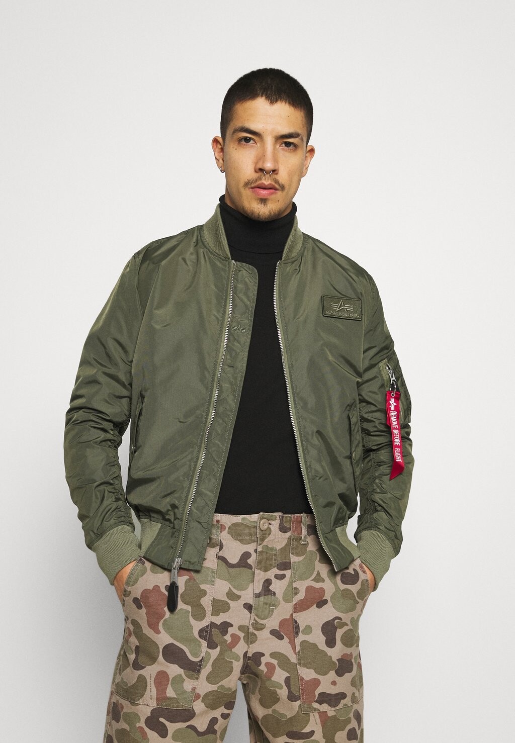 

Куртка-бомбер Alpha Industries