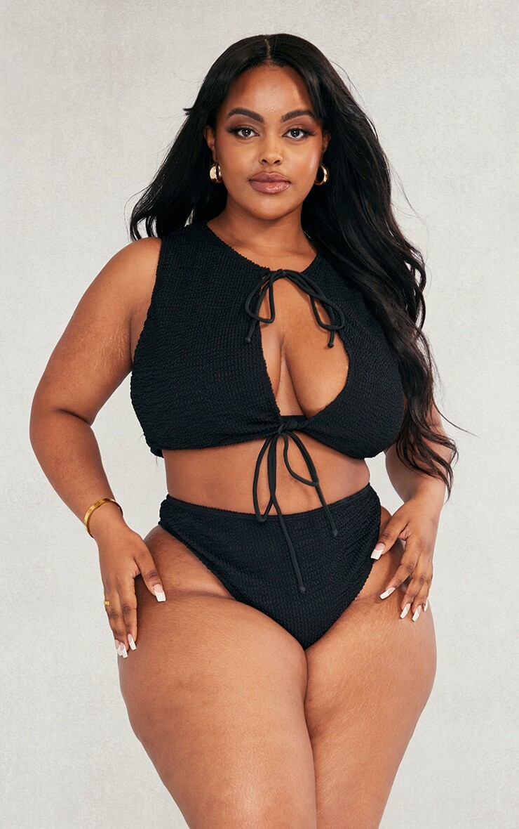 

PrettyLittleThing Черный текстурированный бикини-топ с завязкой спереди Plus