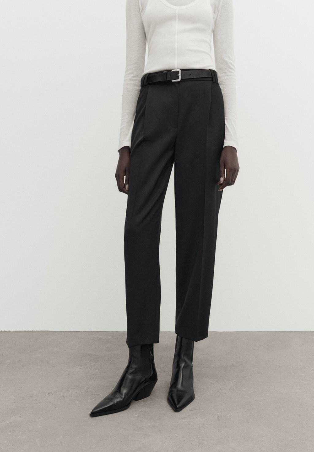 

Брюки Massimo Dutti С ДАРТСАМИ, черный
