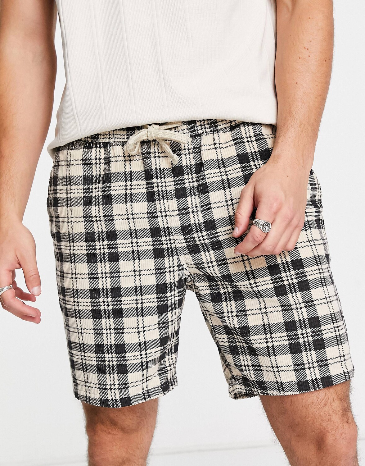 

Узкие бежевые шорты в клетку ASOS DESIGN