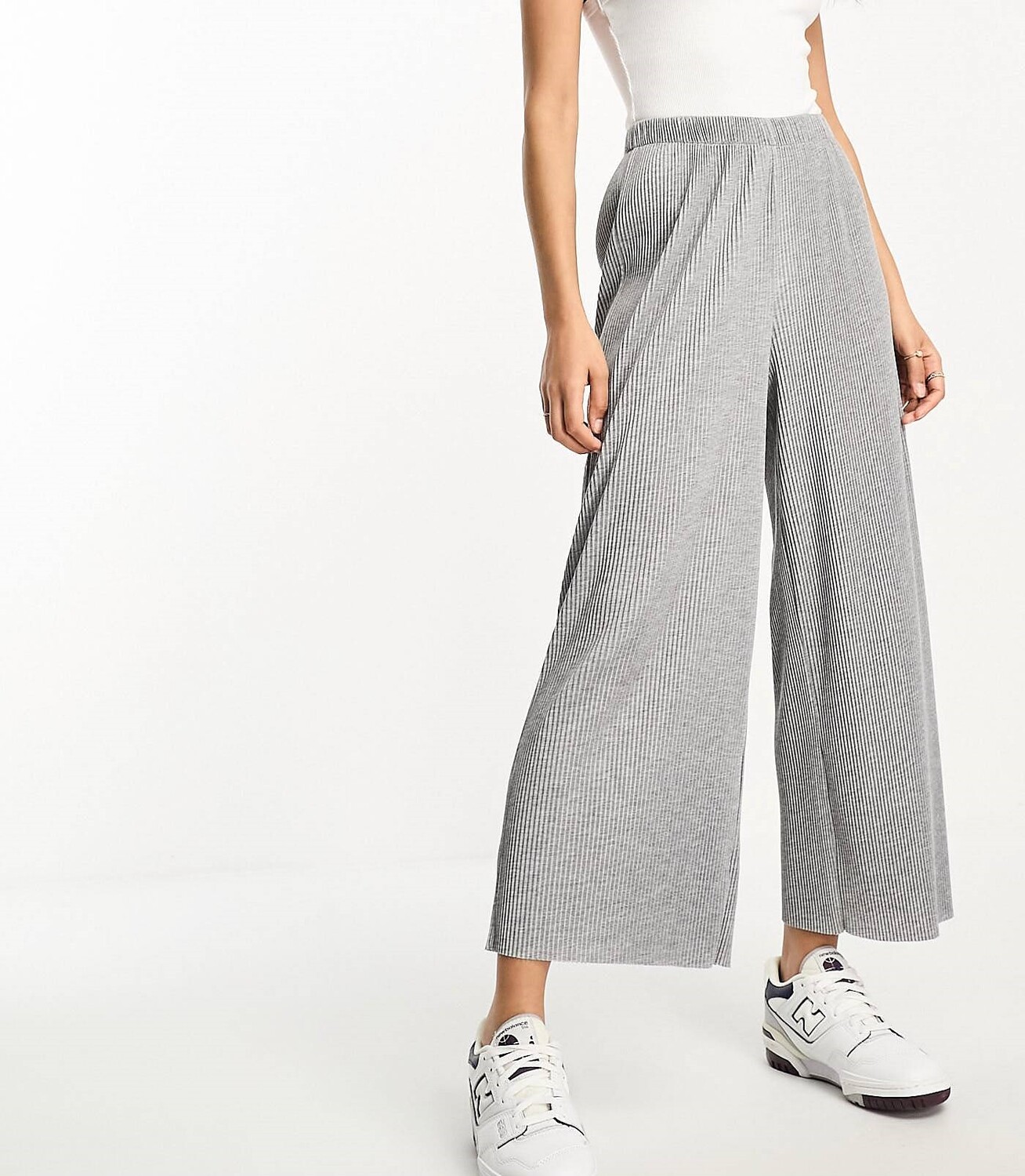 

Брюки Asos Design Petite Plisse Wide Leg Culottes, серый