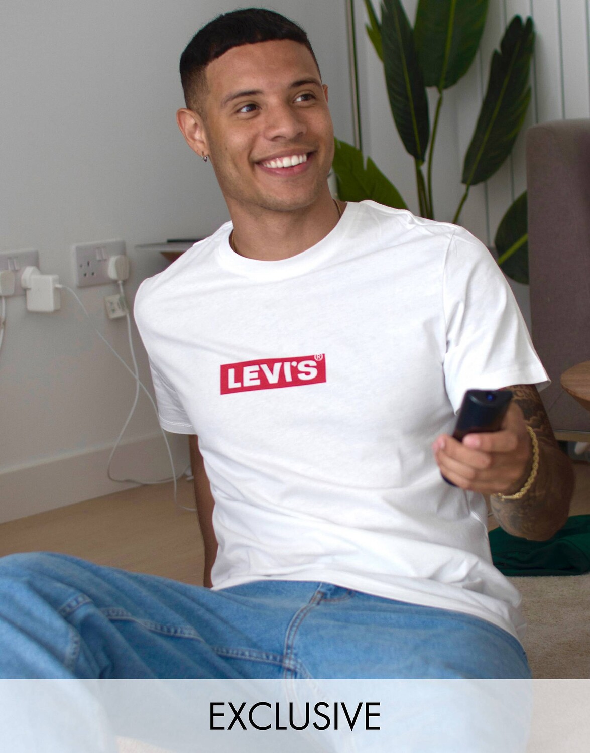 

Белая футболка с небольшим логотипом Levi's на груди