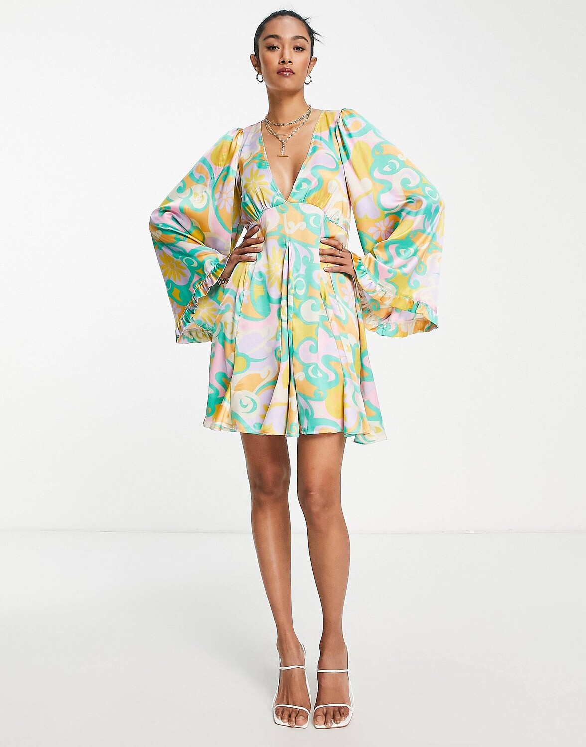 

Яркое абстрактное платье мини с расклешенными рукавами ASOS DESIGN