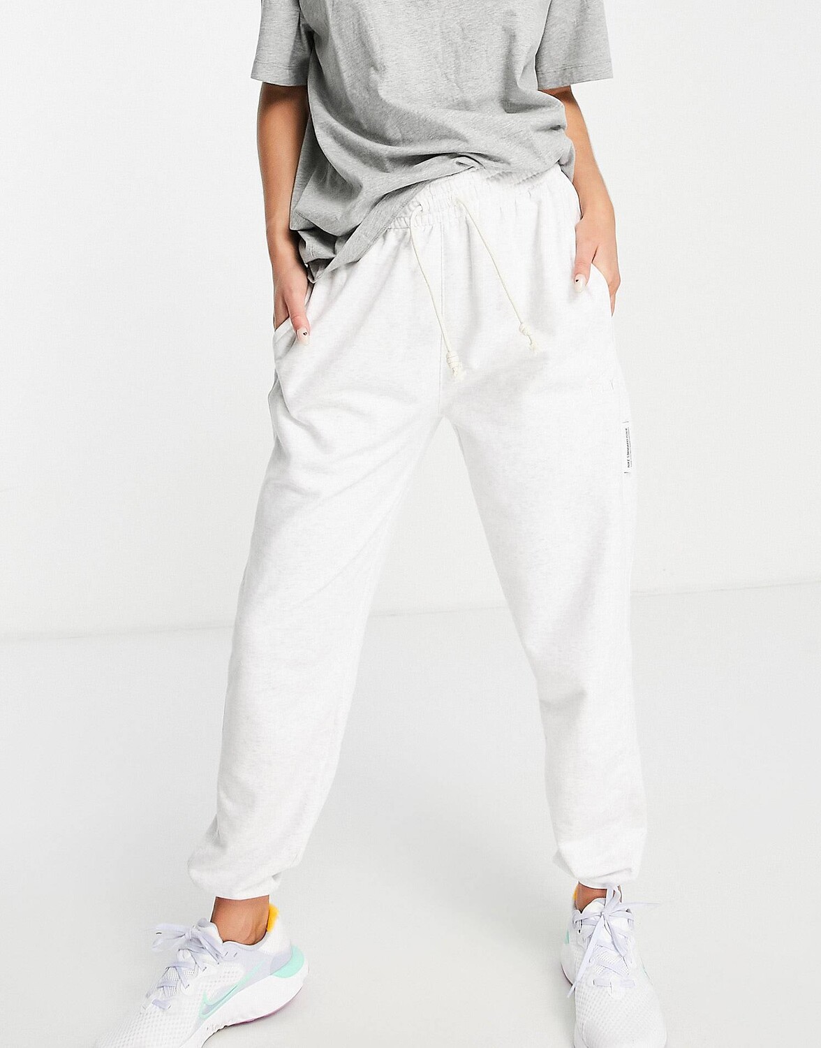 

Белые джоггеры Nike Basketball Standard Issue