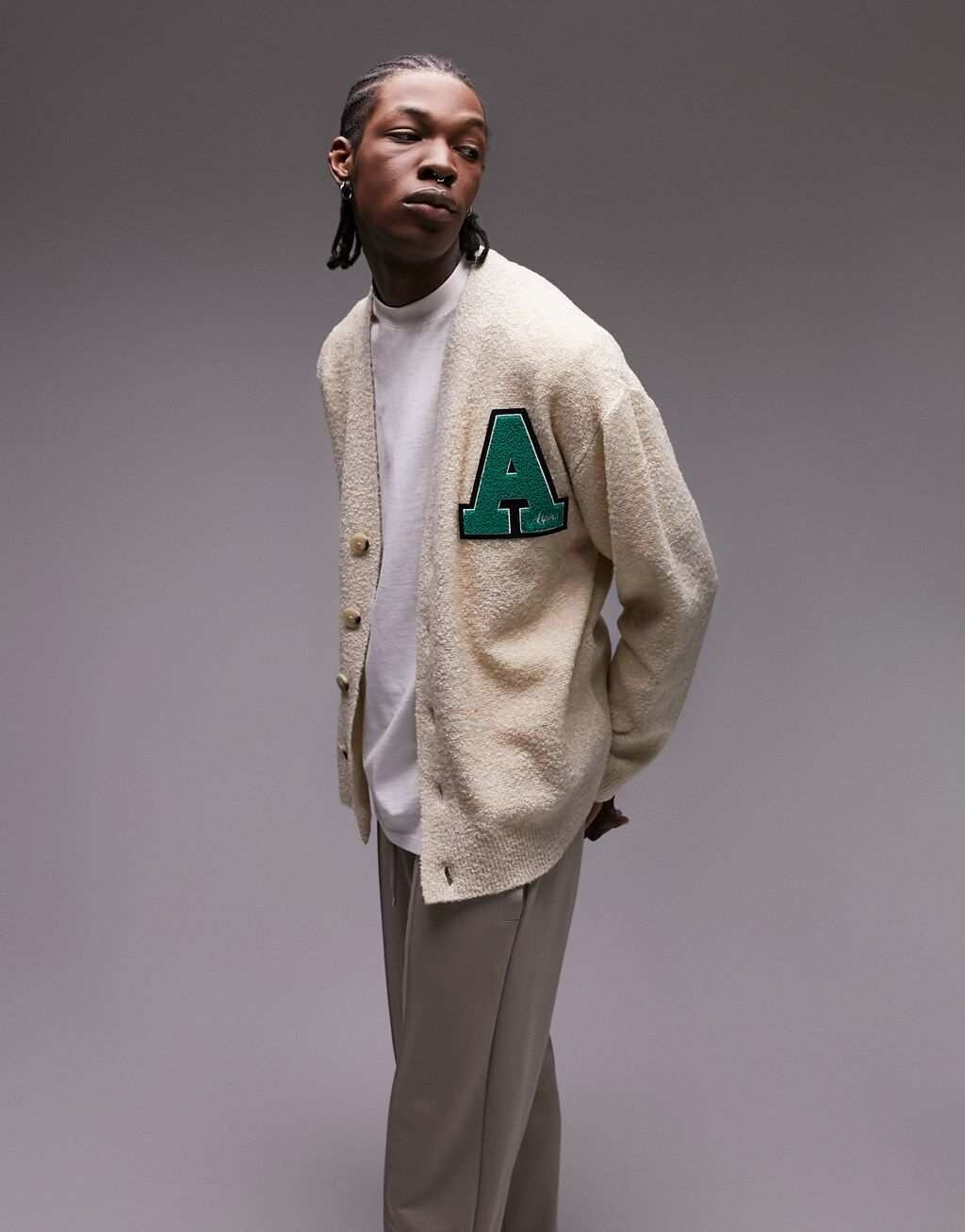 

Бежевый вязаный кардиган из букле с университетским значком Topman