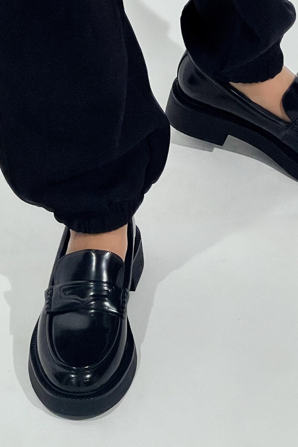 

Лоферы с лакированной отделкой ZARA, черный