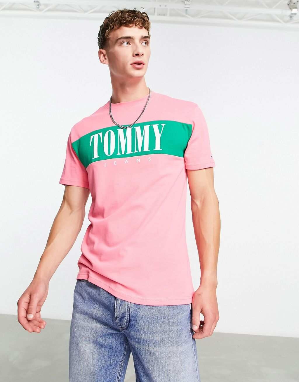 

Розовая футболка классического кроя с логотипом и засечками Tommy Jeans