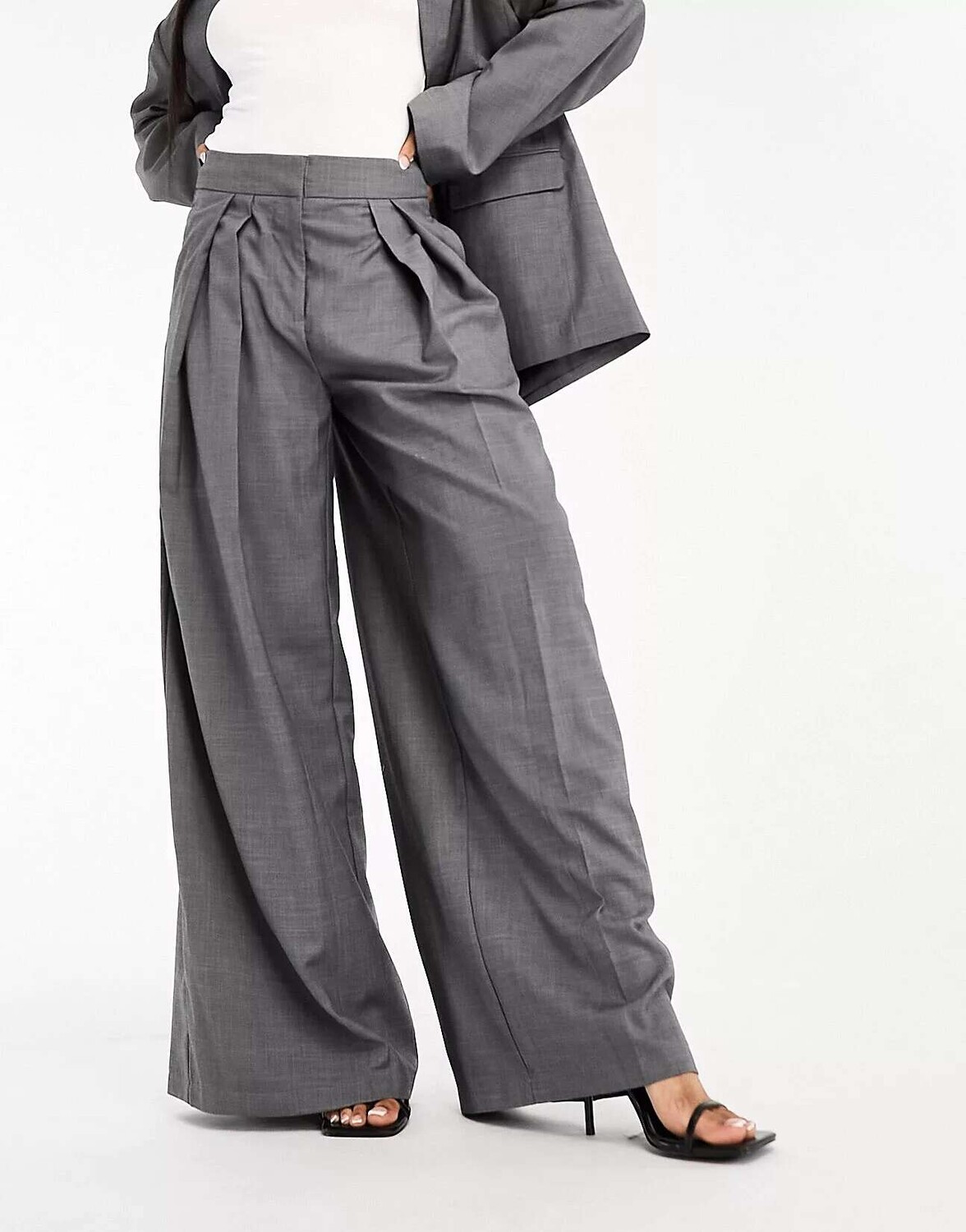 

Серые широкие брюки со складками спереди Vero Moda Aware, Серый