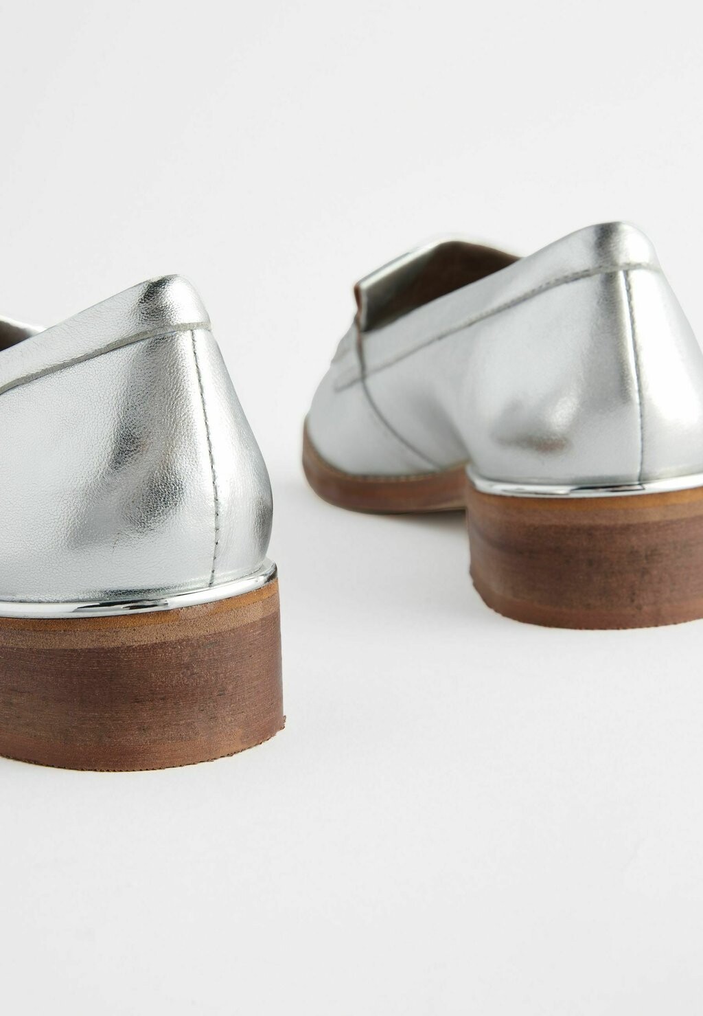 

Тапочки Forever Comfort Back Trim Detail Loafers Next, серебро