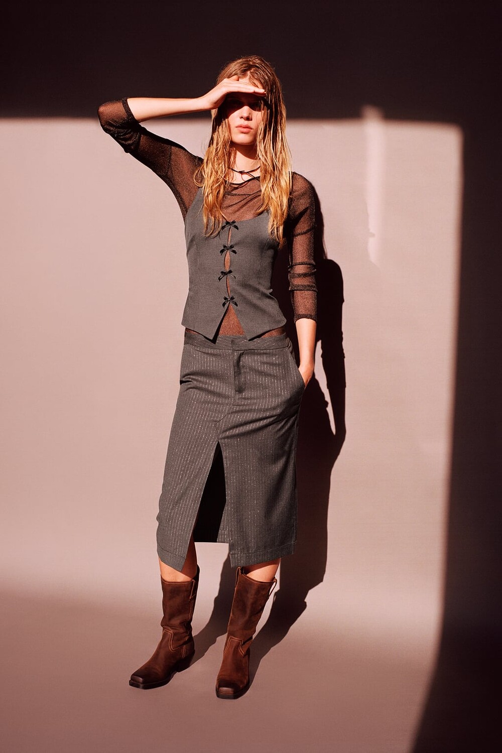 

Топ с бретельками на шее и бантиками ZARA, серый