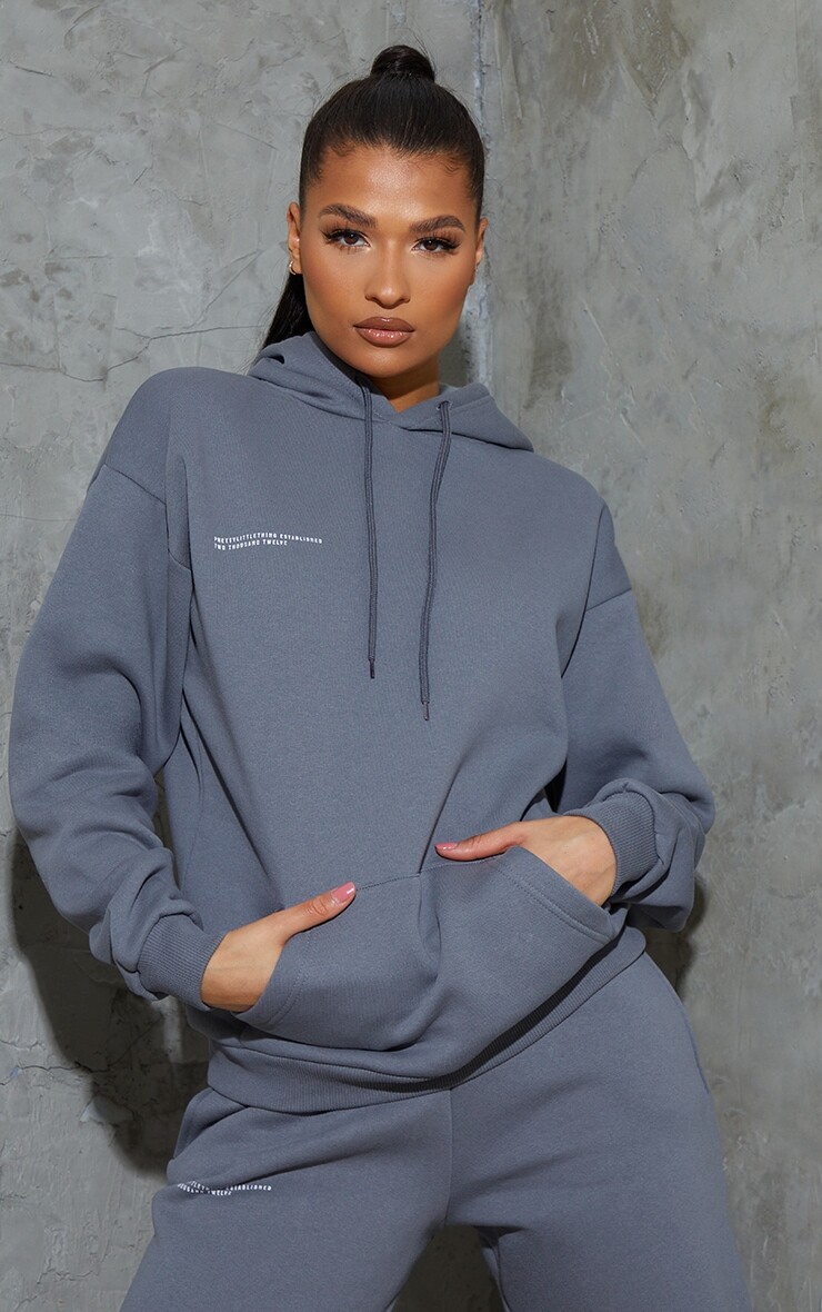 

PrettyLittleThing Logo Темно-серый худи оверсайз Est 2012