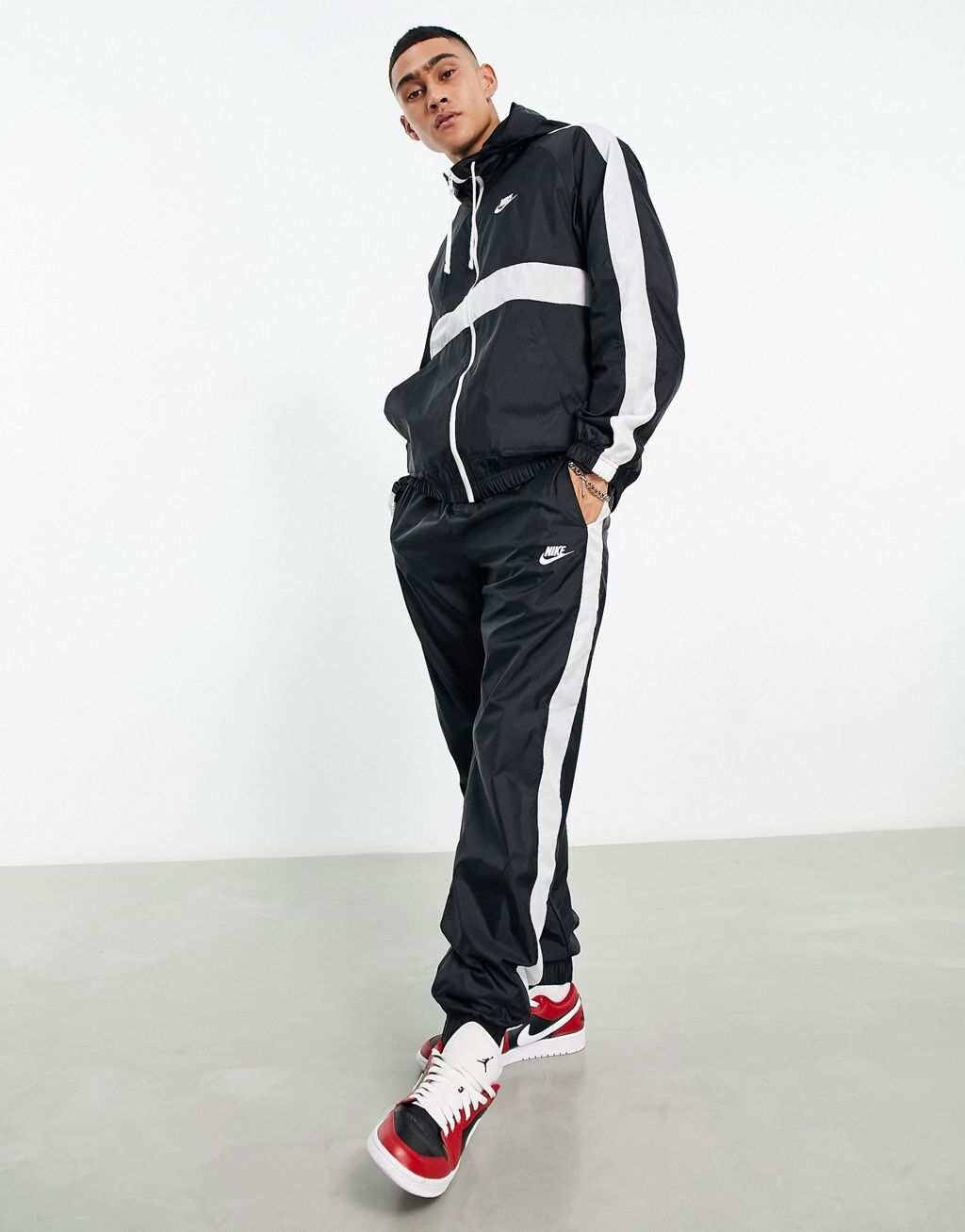 

Черный плетеный спортивный костюм с полосками по бокам Nike Club