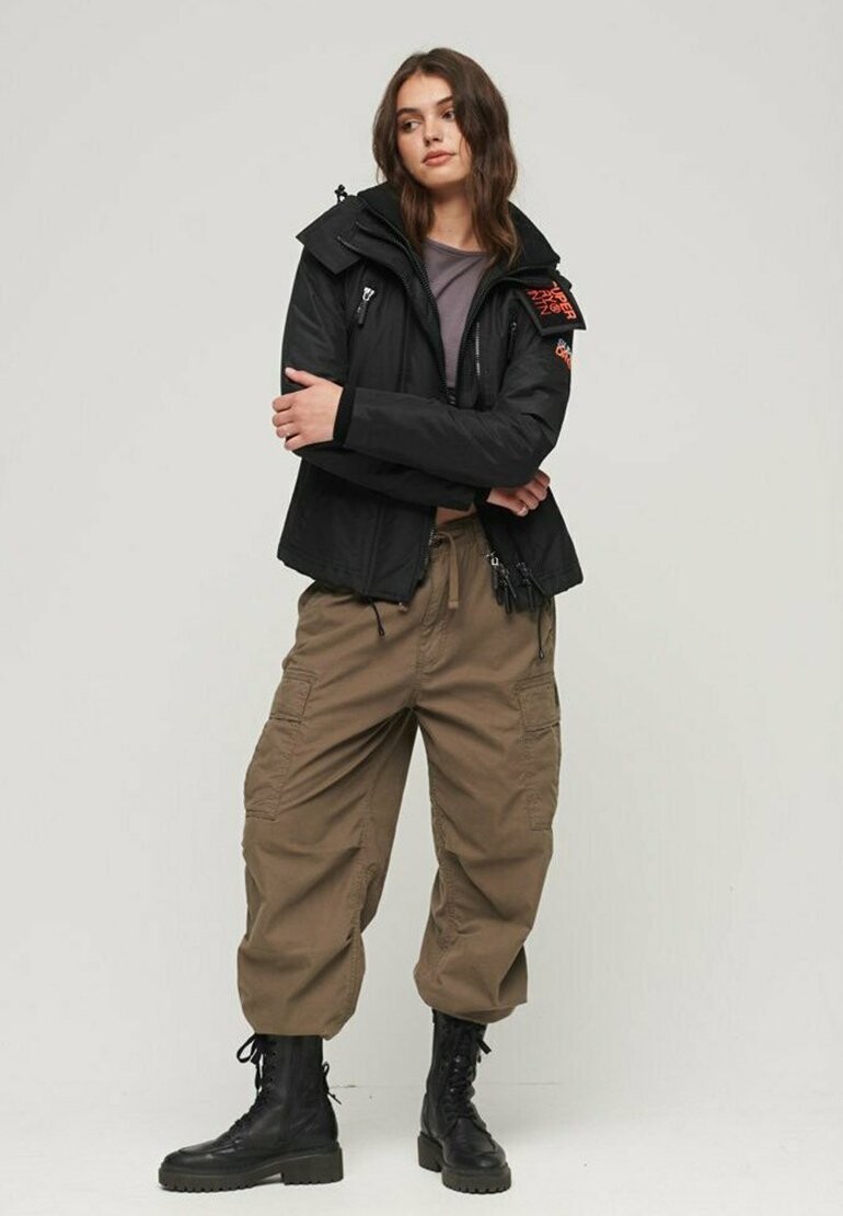 

Куртка Superdry MOUNTAIN SD-WINDCHEATER, цвет noir
