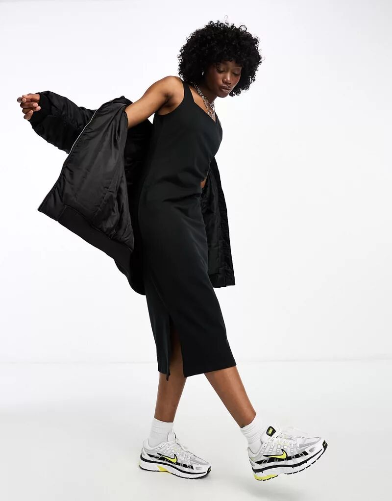 Черное трикотажное платье миди на бретельках Nike фото