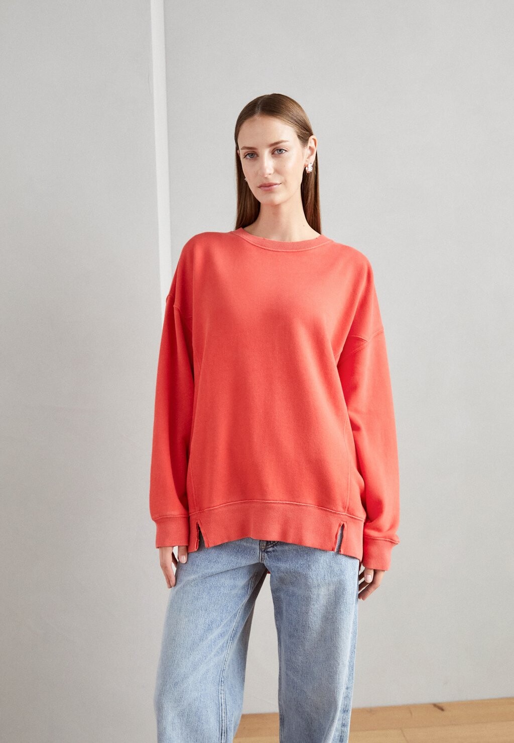 

Толстовка aerie TWIST SEAM CREW SUNDRY, праздничный красный