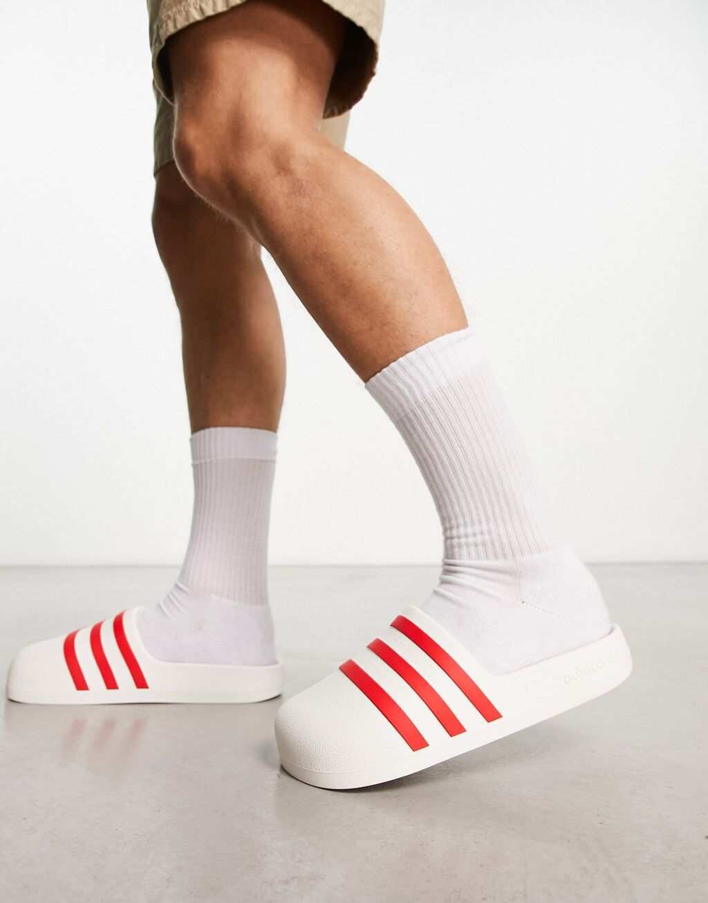 

Белые и красные шлепанцы adidas Originals FOM Adilette
