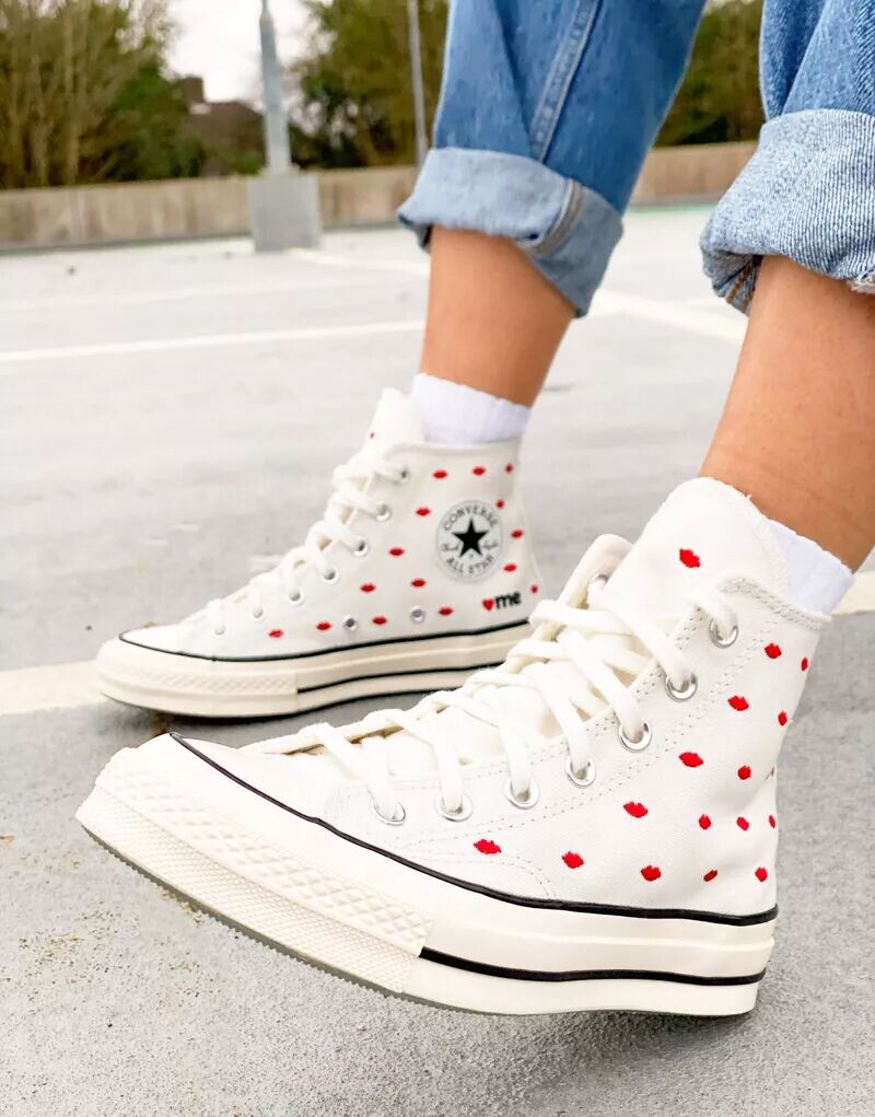 

Белые кеды Converse Chuck 70 Hi с вышивкой на губах