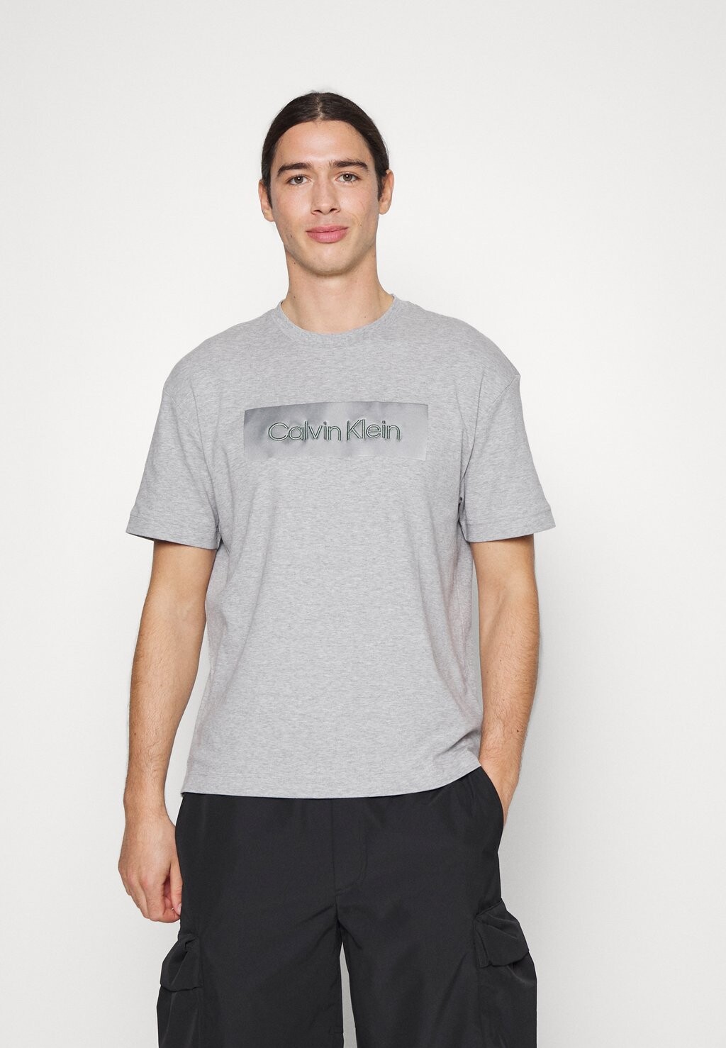 

Футболка с принтом Calvin Klein, серый