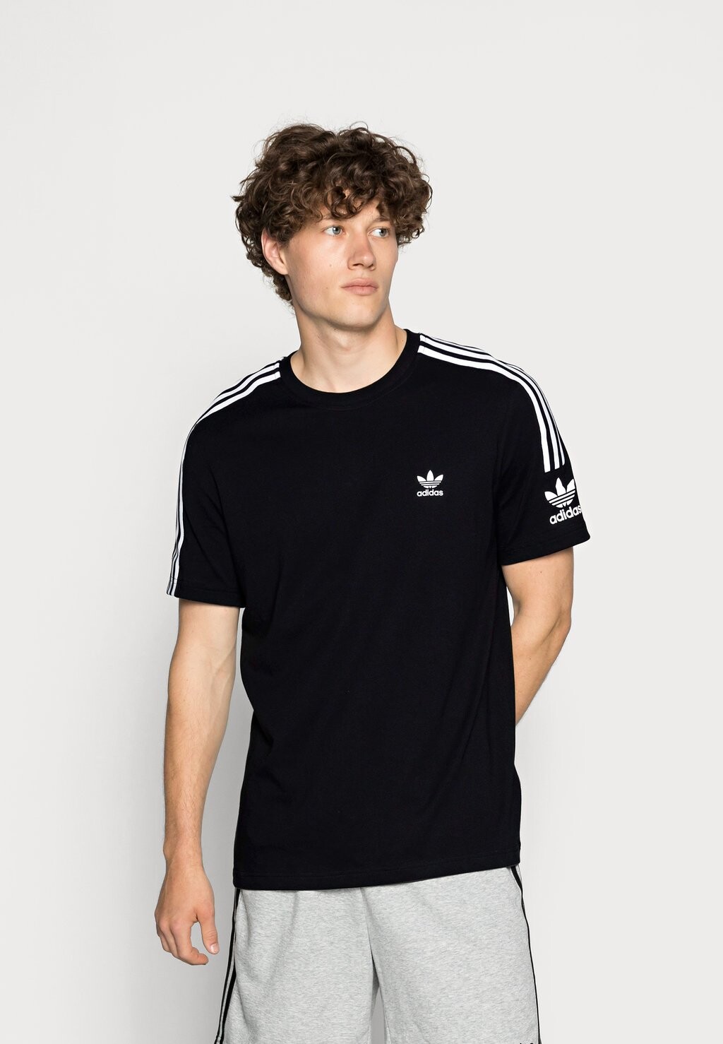 

Футболка с принтом adidas Originals, черный