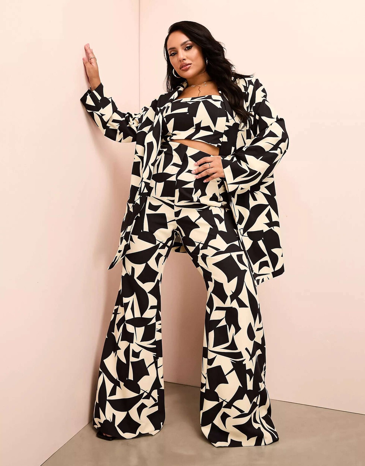 

Коордные расклешенные брюки ASOS LUXE Curve с черно-белым геометрическим принтом, Черный
