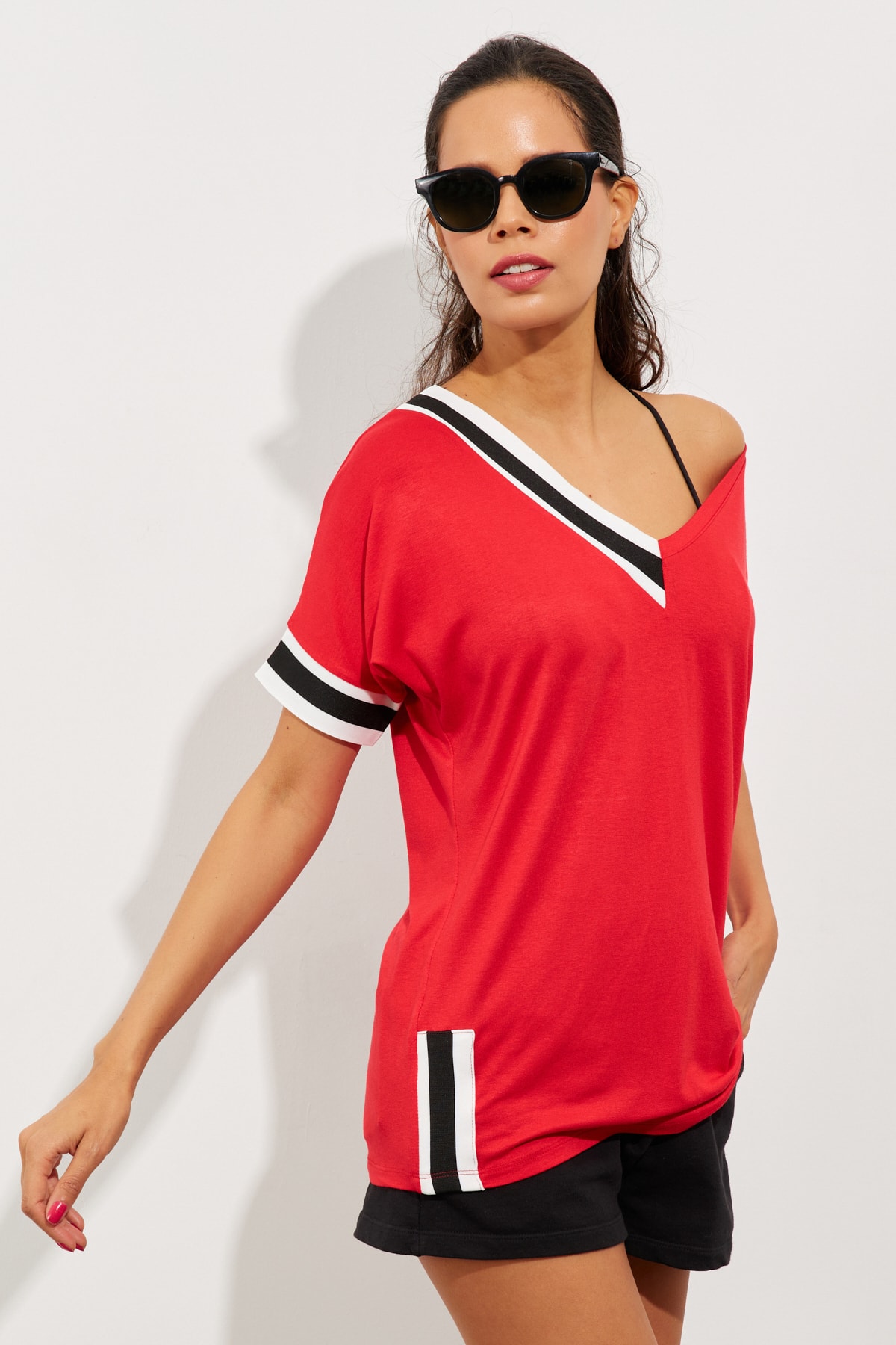 

Женская красная контрастная футболка ST396 Cool & Sexy, красный