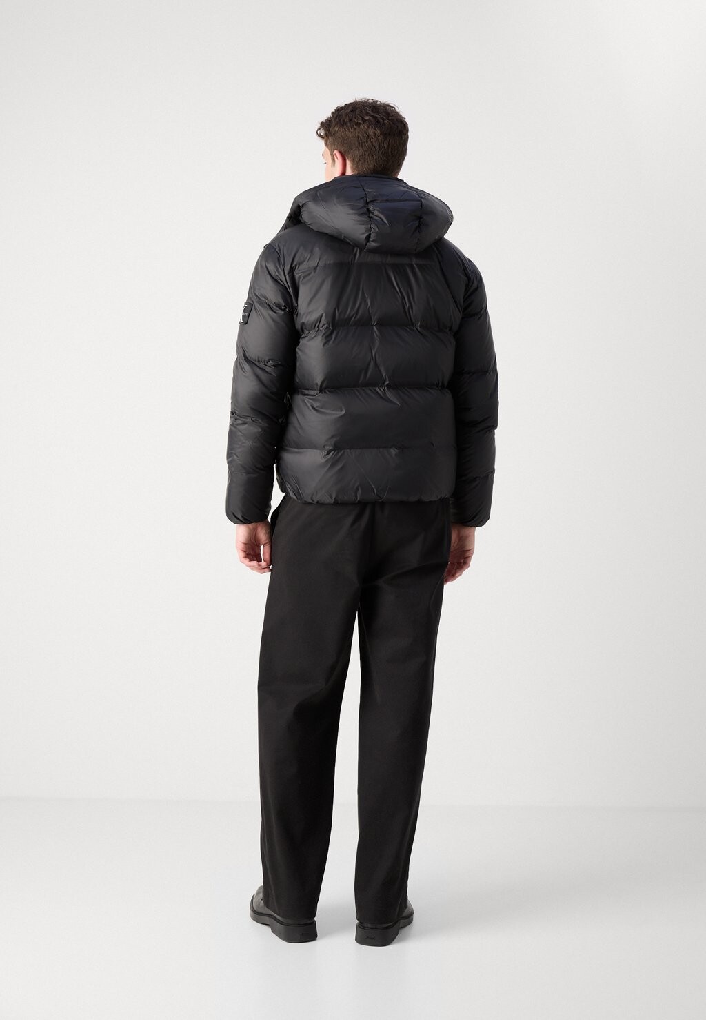 

Пуховик Calvin Klein, черный