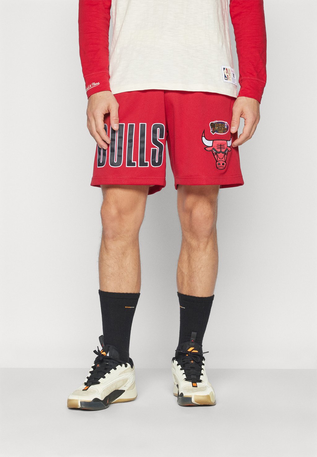 цена Спортивные шорты NBA CHICAGO BULLS TEAM FASHION SHORTS Mitchell & Ness, цвет scarlet