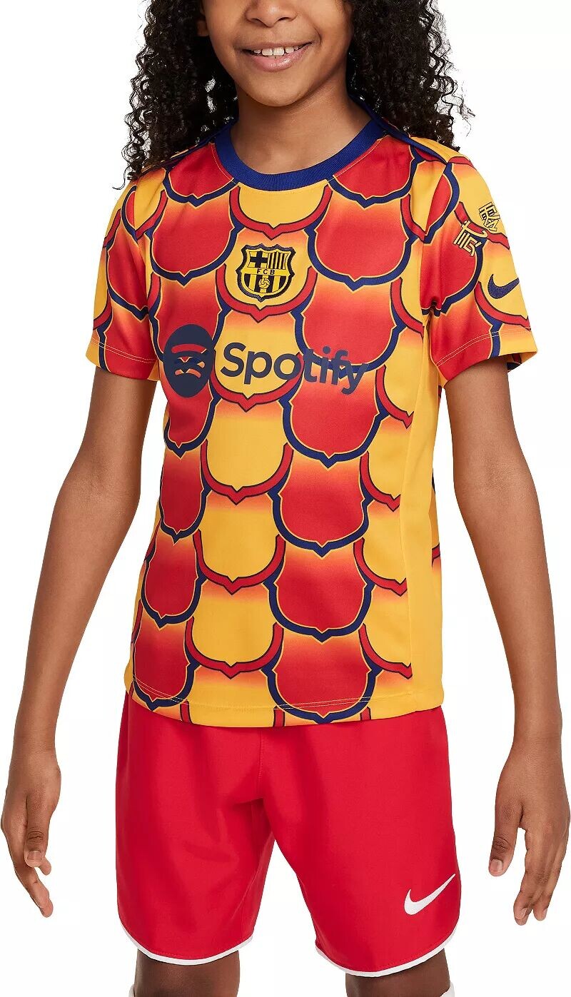 

Золотая предматчевая майка Nike Youth FC Barcelona 2023-2024 в честь Лунного Нового года