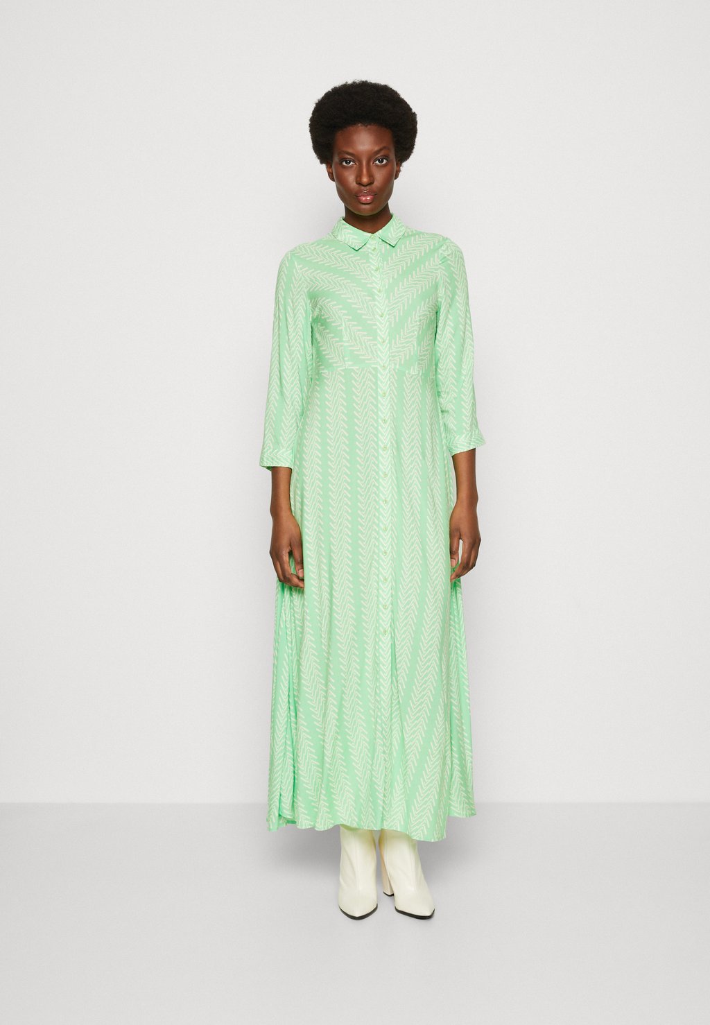 Длинное платье YAS длинное платье с принтом yas зеленый