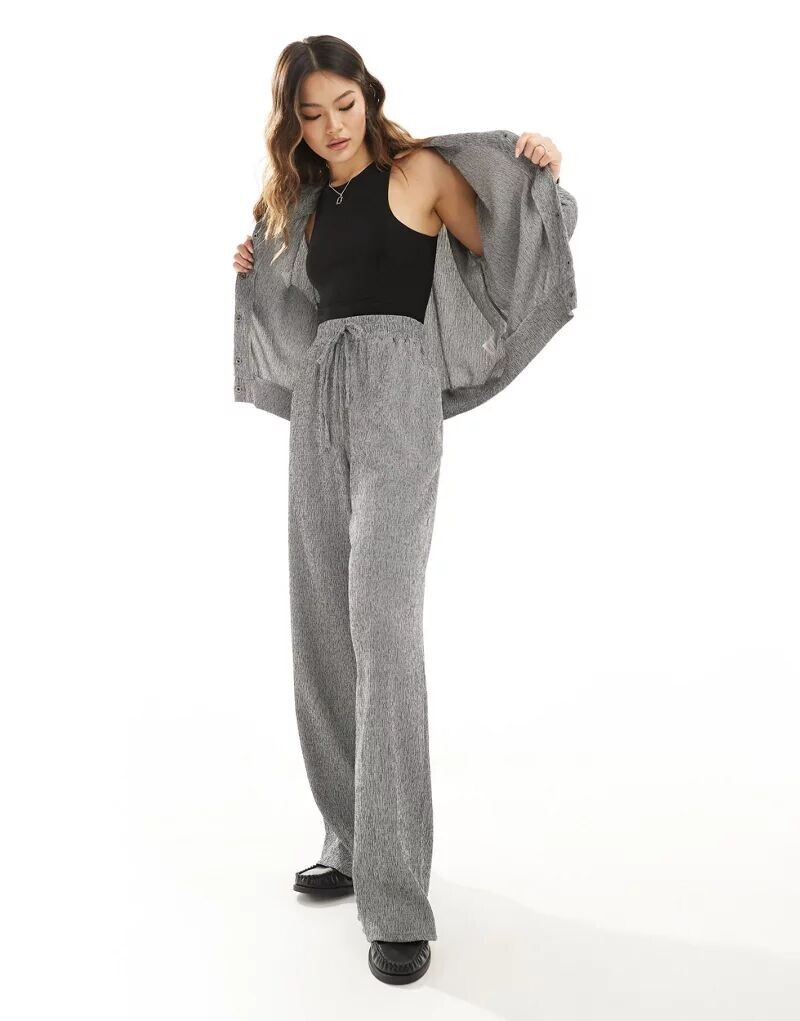 

Темно-серые текстурированные широкие брюки In The Style x Perrie Sian