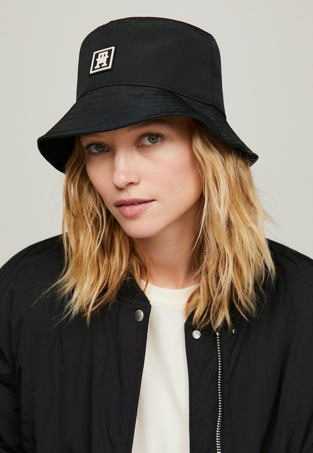 

Шапка TH MONOGRAM BUCKET Tommy Hilfiger, черный