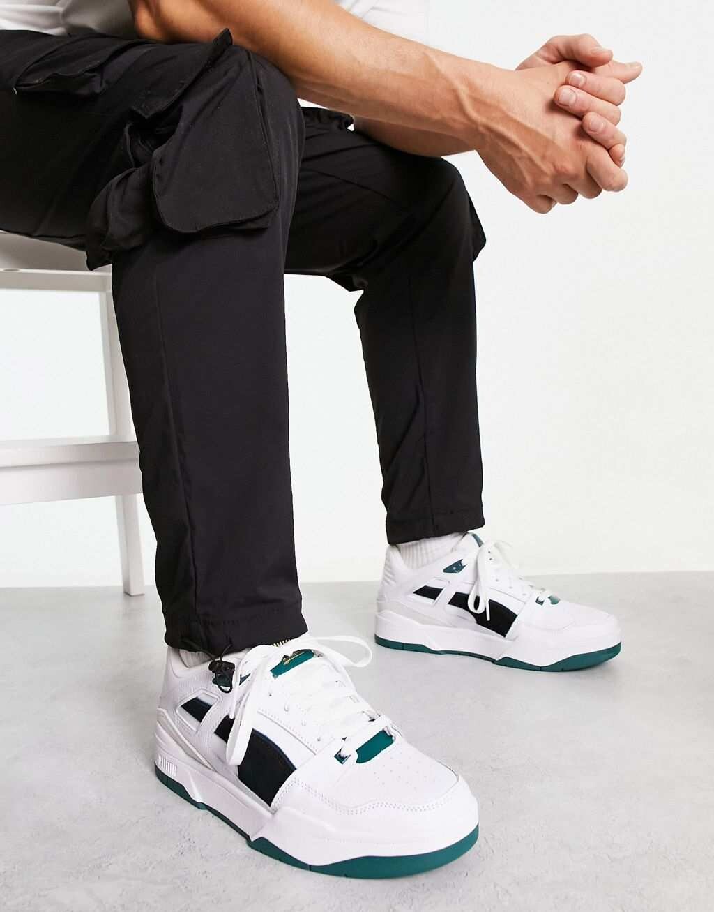 

Белые кроссовки Puma Slipstream с черно-зелеными замшевыми деталями