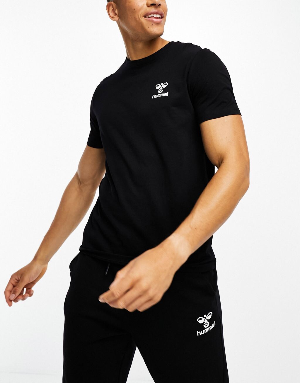 

Черная футболка классического кроя с логотипом Hummel