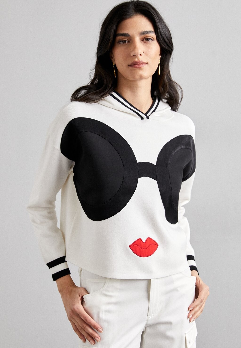 

Вязаный свитер OSCAR STACE FACE HOODIE Alice + Olivia, цвет soft white