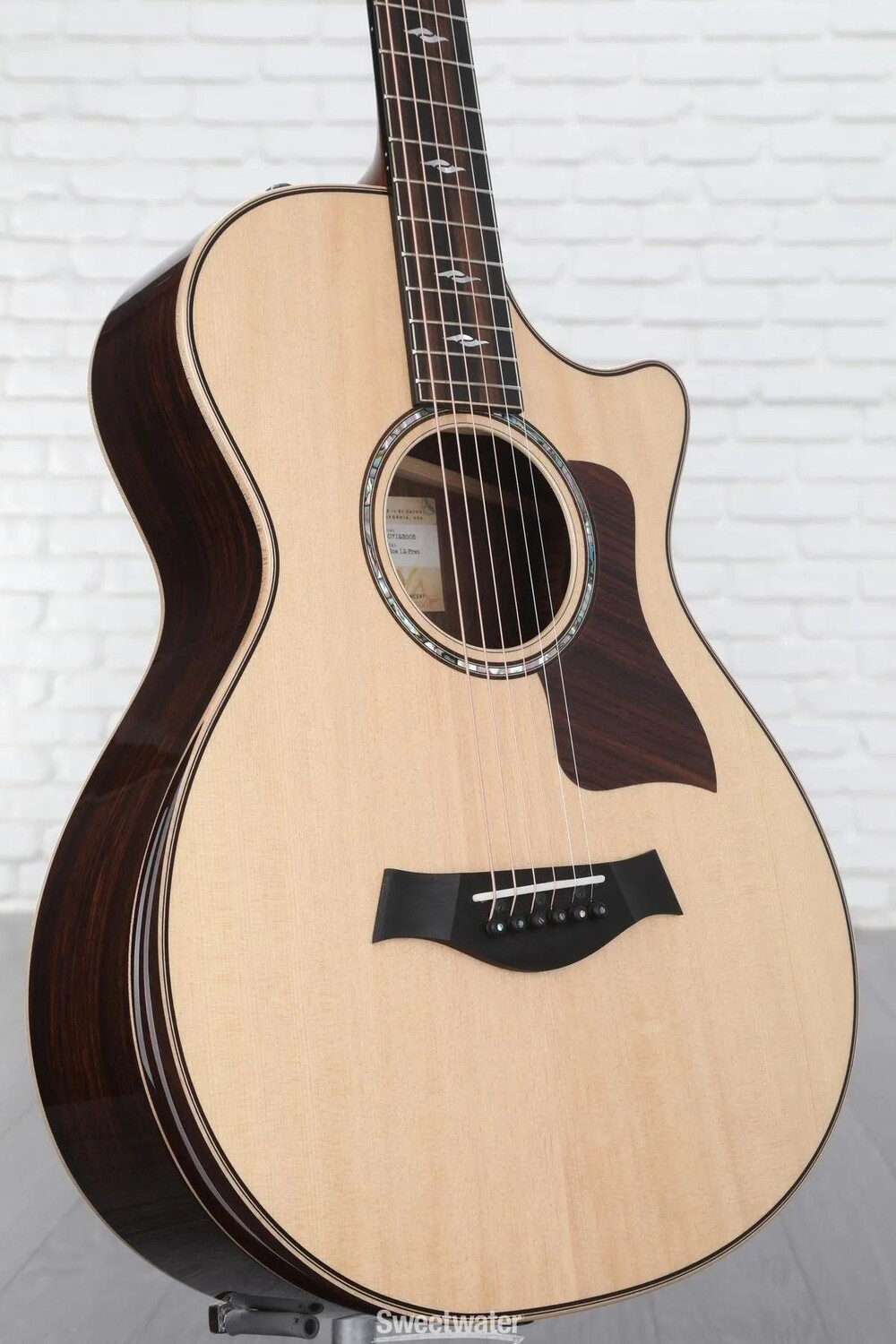 

Taylor 812ce, Акустико-электрическая гитара с 12 ладами - Natural, с распорками V-класса и закругленным подлокотником