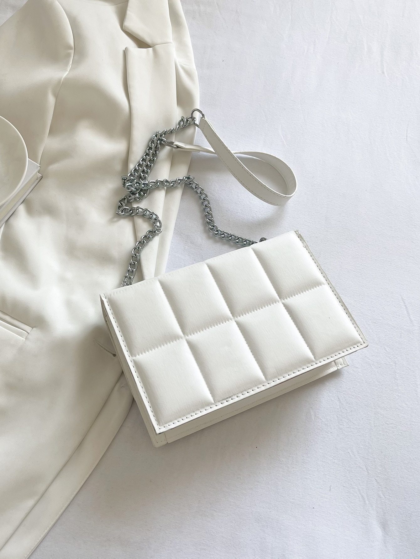 Квадратная стеганая сумка с клапаном и цепочкой, белый миниатюрная квадратная сумка с клапаном белый