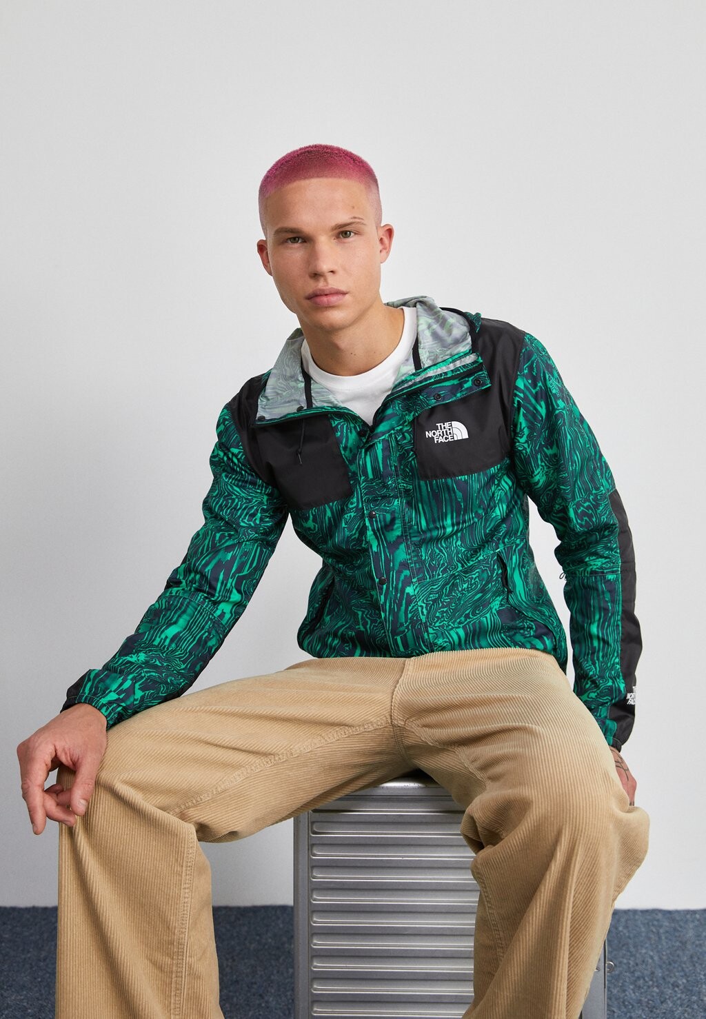 

Куртка The North Face СЕЗОННЫЙ, цвет green digital distortion /black