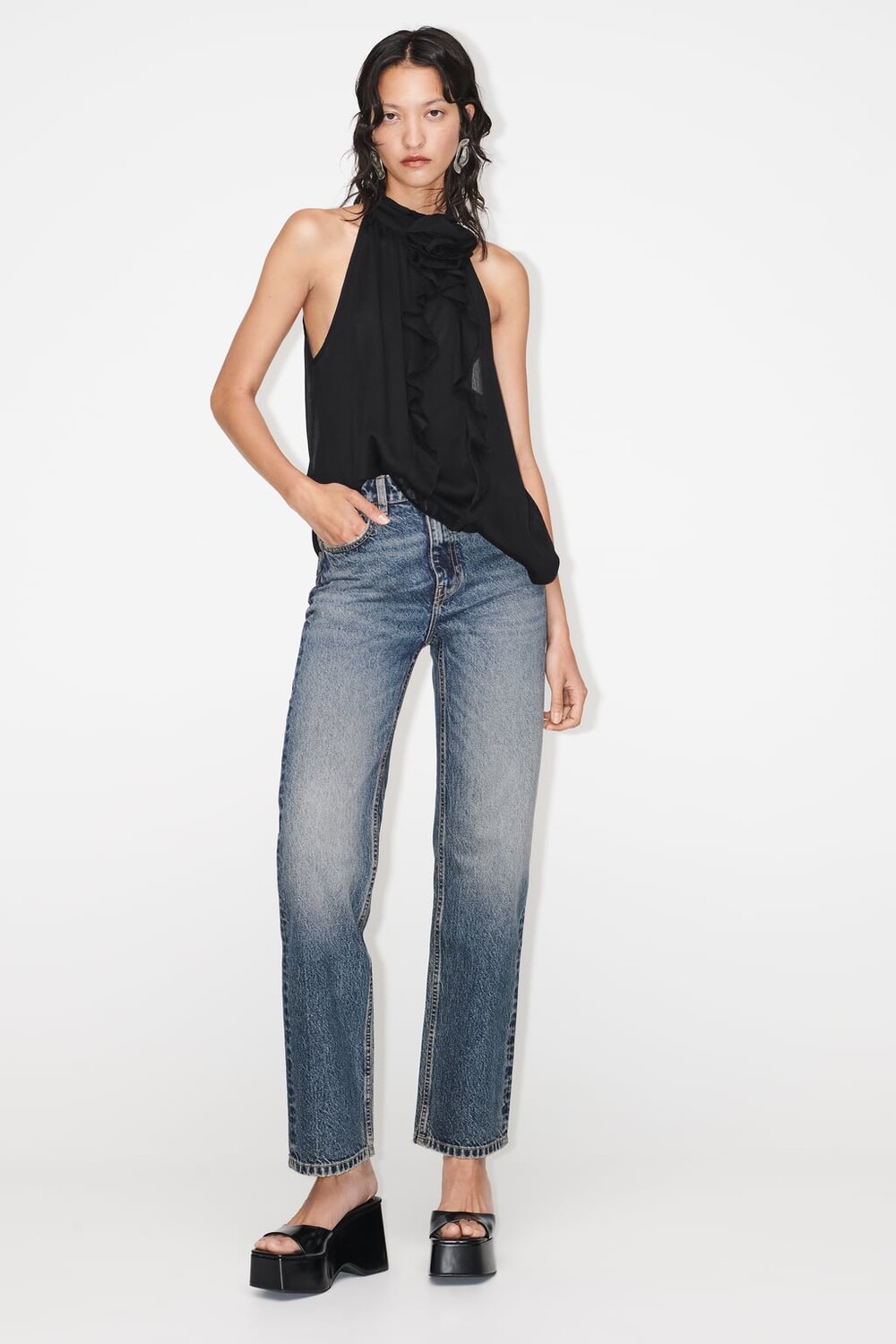 

Топ с холтером с цветочными оборотами ZARA, черный