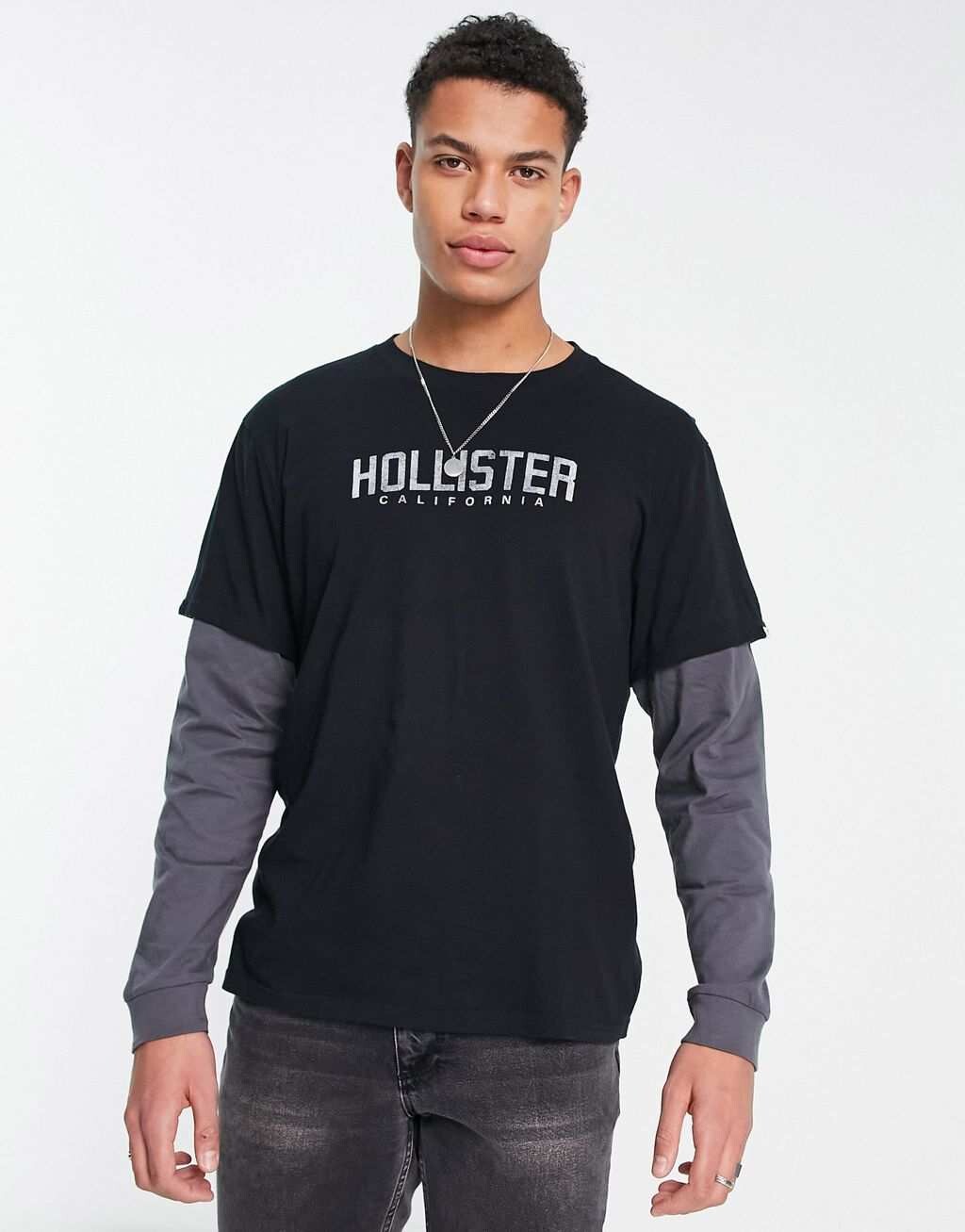 

Черная футболка с длинными рукавами Hollister, серой нижней частью рукава и логотипом на груди, Черный