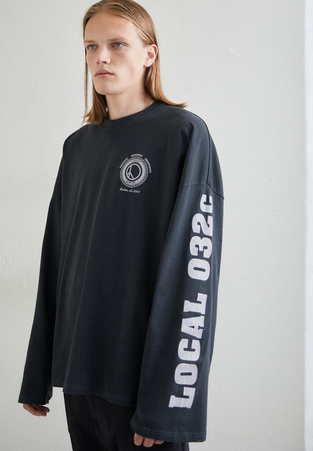 

Футболка с длинным рукавом REPETITION LOCAL BOXY LONGSLEEVE UNISEX 032c, выцветший черный
