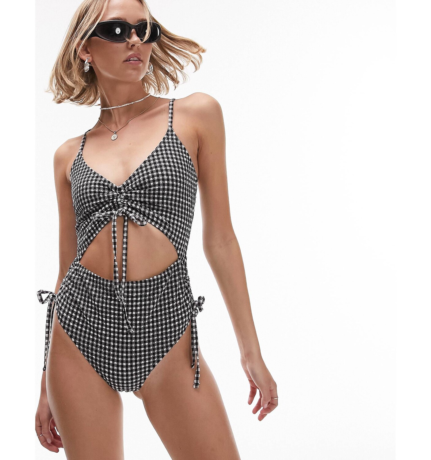 

Монохромный купальник Topshop Petite с вырезами и рюшами в текстурированную клетку в мелкую клетку