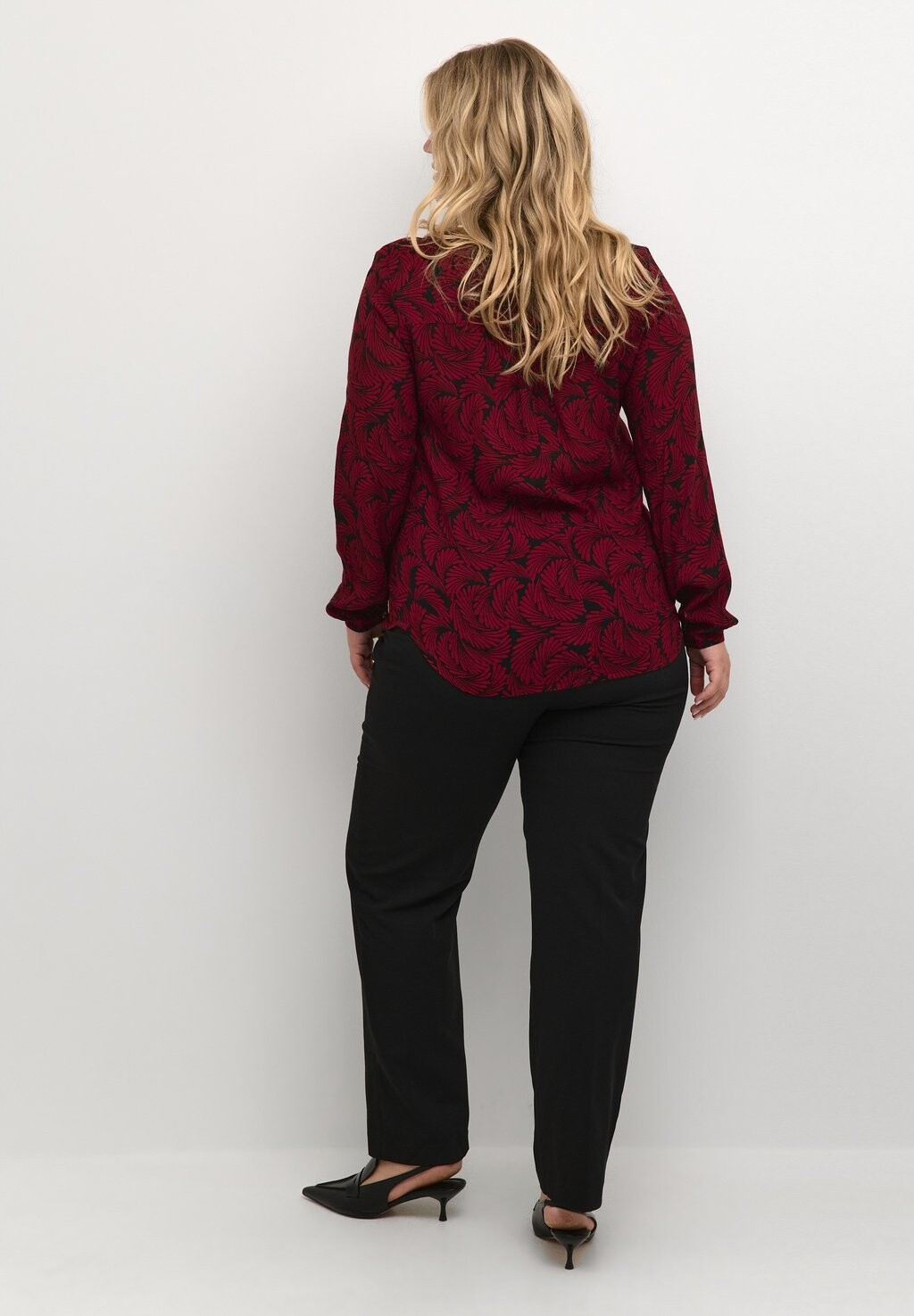 

Блуза Kaffe Curve KCMARINA AMI V-NECK, цвет red fan print