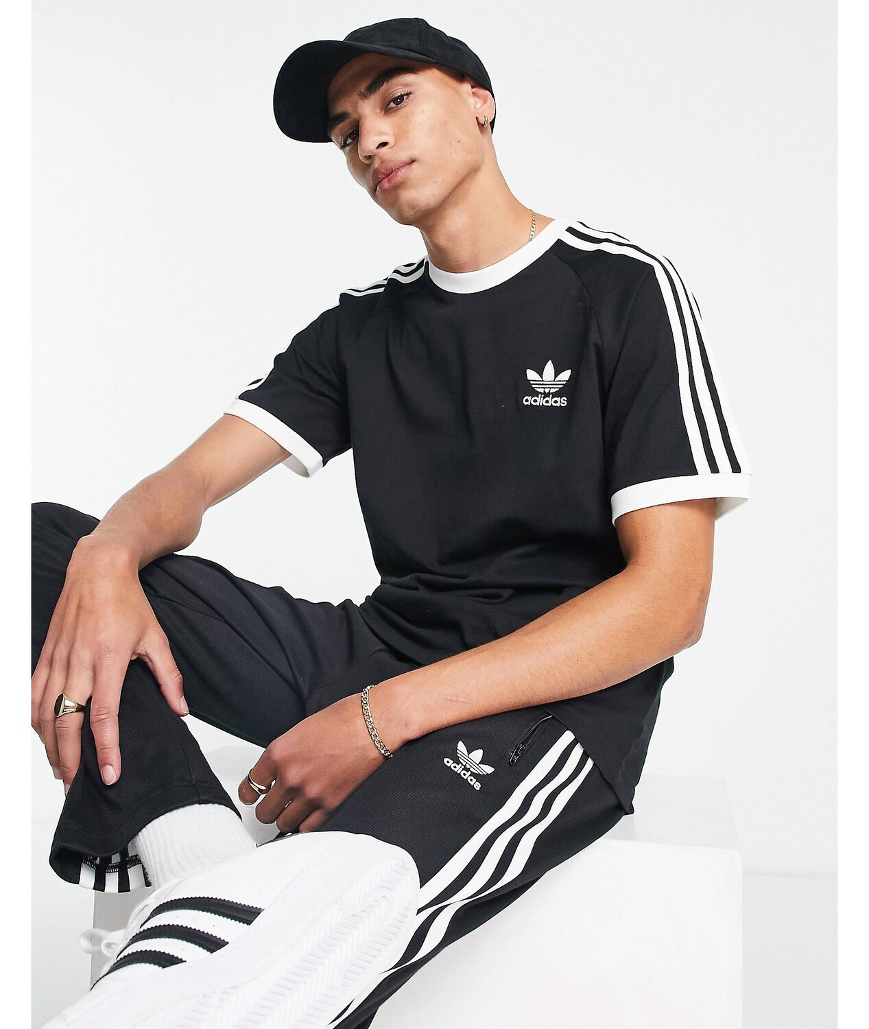

Черная футболка с тремя полосками adidas Originals adicolor