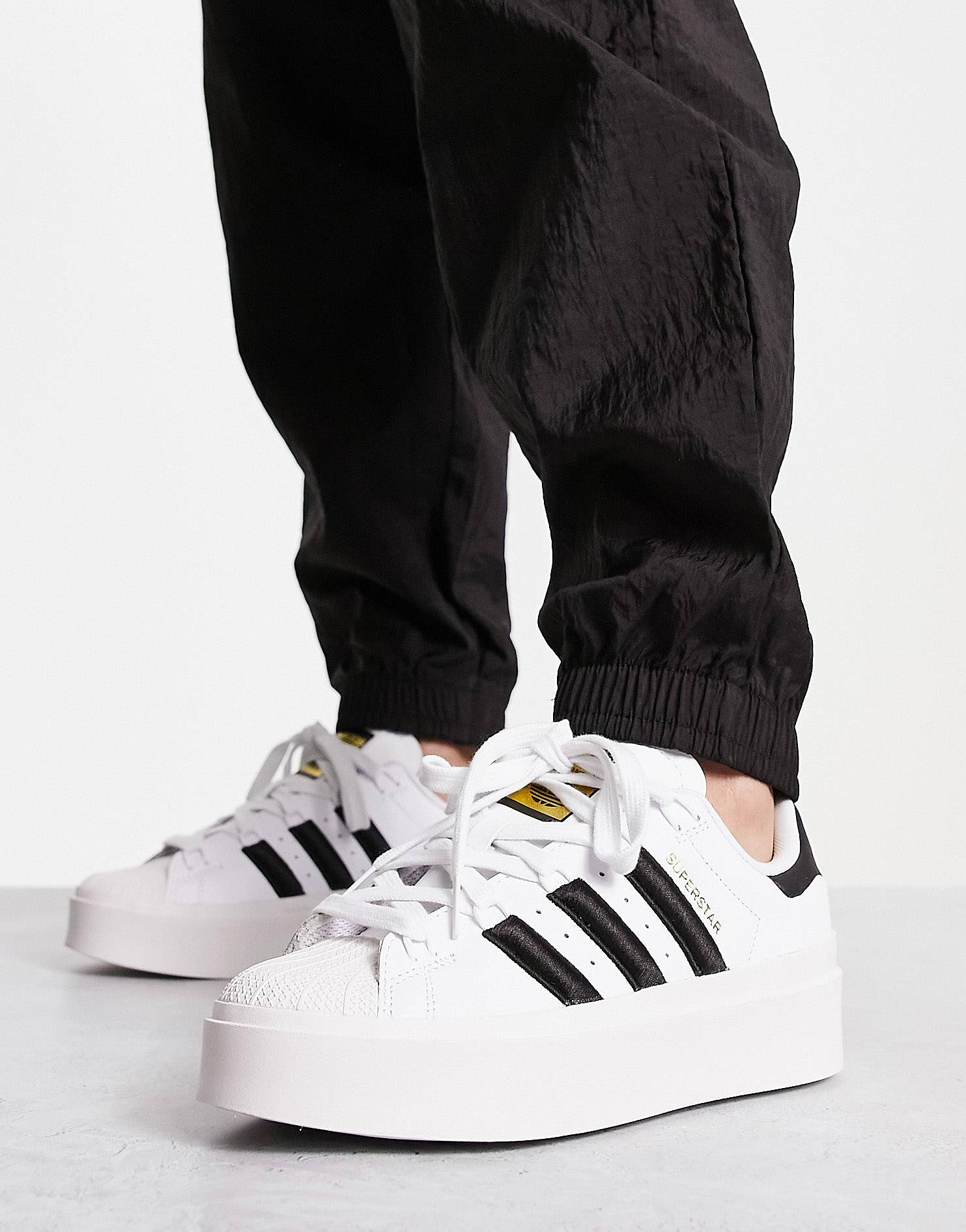 Кроссовки на платформе Adidas Originals Superstar Bonega, белый/черный