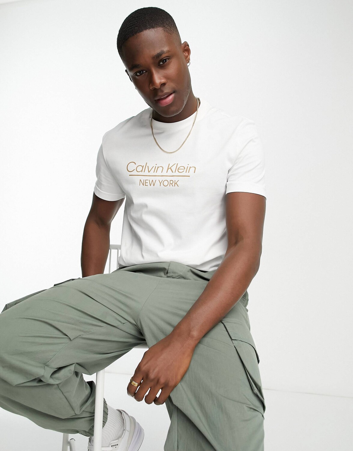 

Белая футболка с логотипом Calvin Klein