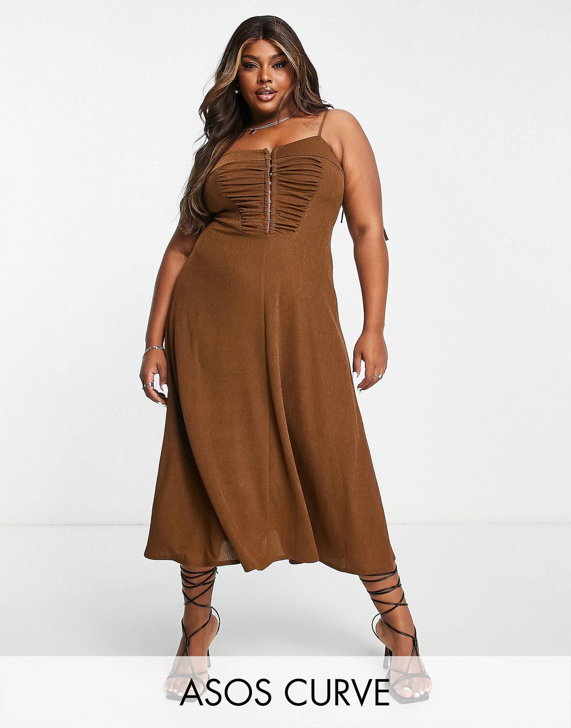 

Текстурированное чайное платье миди на бретелях с крючками и ушками ASOS DESIGN Curve шоколадного цвета, Коричневый