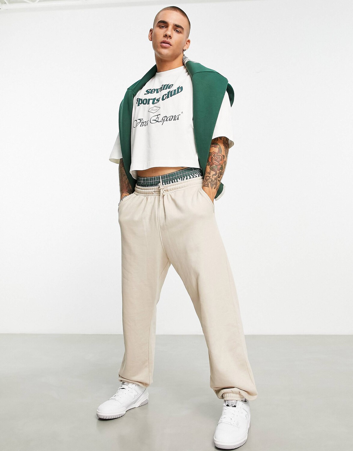 

Белая укороченная футболка оверсайз ASOS DESIGN с принтом спортивного клуба спереди ASOS DESIGN