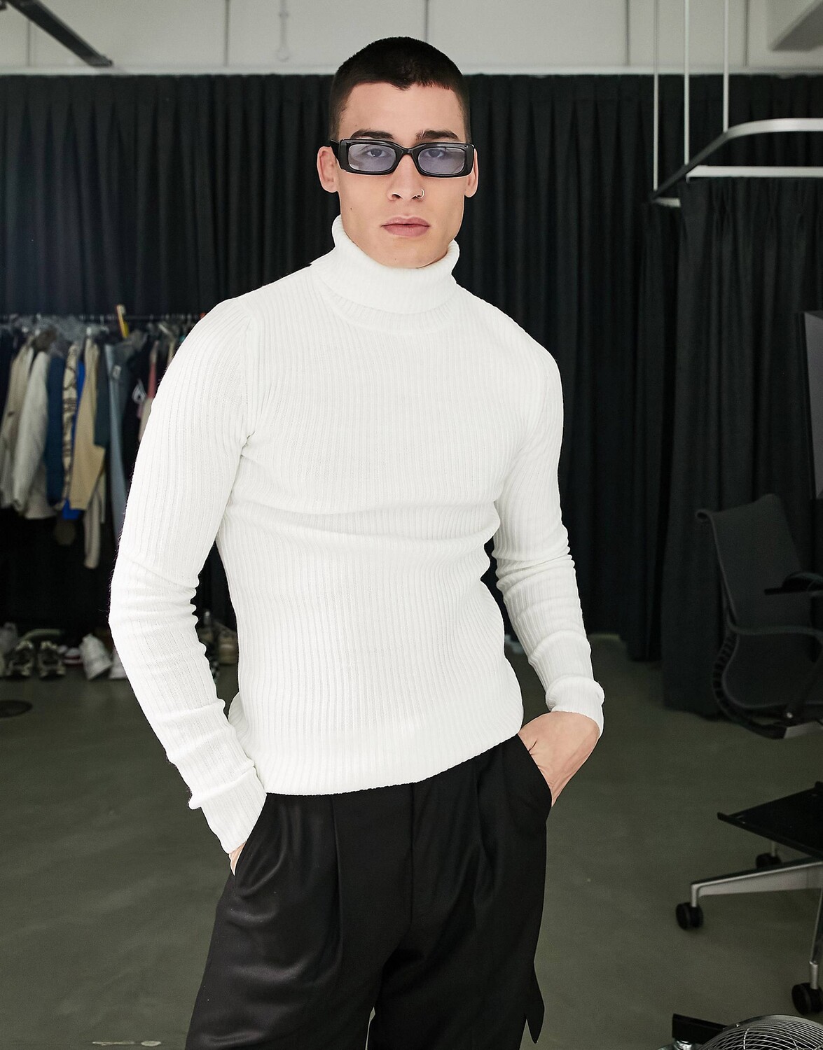 

Белый трикотажный джемпер в рубчик с высоким воротником ASOS DESIGN