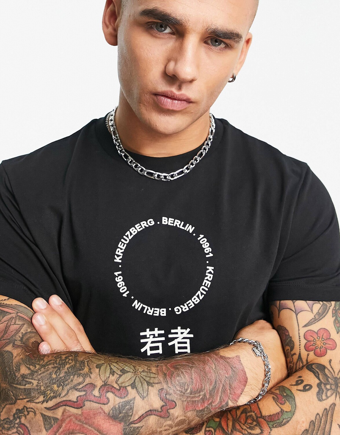 

Черная футболка с принтом в виде круга ASOS DESIGN